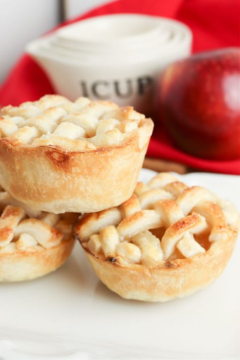 These easy mini apple pies, with warm apple filling and flaky pie crust baked in muffin cups, are a delicious and adorable treat that will steal the show at all your holiday events! this holiday season. this mini apple pie recipe is a fun and convenient smaller version of the classic fall dessert. Apple Tart Mini, Easy Mini Apple Pies, Mini Apple Pie Recipe, Apple Pie Muffins, Classic Fall Desserts, Mini Apple Pie, Mini Pie Crust, Grilled Ham And Cheese, Apple Pie Bites