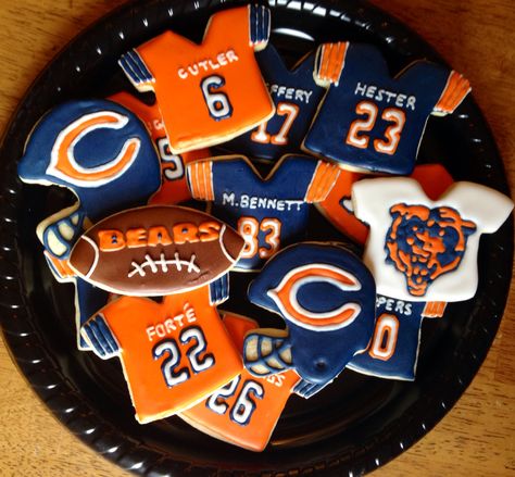 Custom Chicago Bears Cookies #busybeecakery #nfl #chicagobears #bears Chicago Bears Party Ideas, Chicago Bears Cookies, Chicago Bears Birthday Cake, Chicago Bears Cupcakes, Chicago Bears Party, Nfl Cookies, Sports Cupcakes, Football Cake Pops, Football Recipes