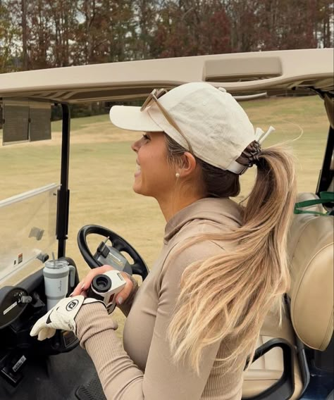 Ponytail Glam, Golf Hairstyle, Airport Hairstyles, Country Club Aesthetic, Elegant Braids, Chic Ponytail, Golf Attire Women, Elegant Ponytail, Womens Visor