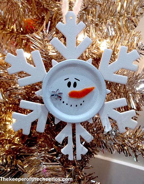 Diy Craft Ornaments, Handmade Snowflake Ornaments, Mason Jar Lid Christmas Crafts, Mason Jar Lid Christmas Ornaments, Can Lid Crafts, Snowflake Ornaments For Kids, Jar Lid Christmas Ornaments, Christmas Ornaments Kids Can Make, Wood Snowflake Ornaments