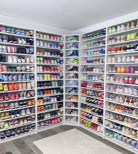 Sneaker Closet Women, Sneaker Closet Organization, Sneakers Collection Aesthetic, Sneaker Collection Aesthetic, Jordan Closet, Closet Full Of Shoes, Sneakers Closet, Retro Shoes Outfit, Shoes Room