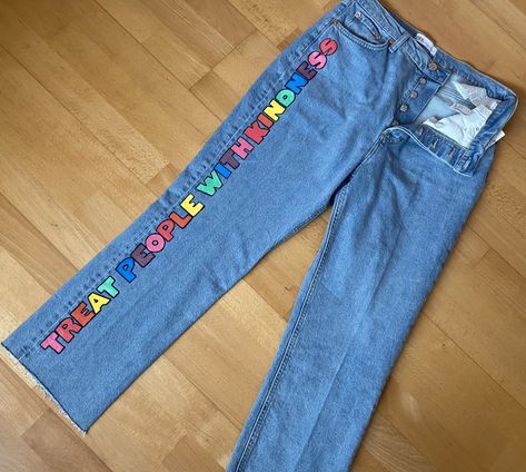 Harry Styles Concert Outfit Pink, Concert Outfit Green, Harry Styles Pants, Harry Styles Jeans, Concert Outfit Pink, Harry Styles Outfit Ideas, Harry Styles Outfit Inspo, Concert Outfit Jeans, Harry Styles Concert Outfit Ideas