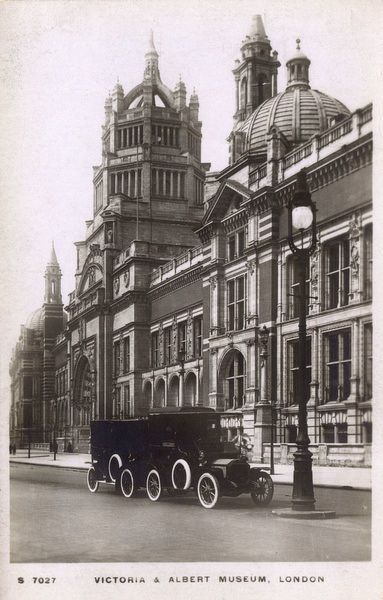 Poster Print-Taxis outside Victoria & Albert Museum, Kensington, London-A2 poster sized print (420x594 mm) made in the UK 19 Century Aesthetic Wallpaper, 20th Century Aesthetic, 19th Century London, London Taxi, Kensington And Chelsea, London Aesthetic, London History, Kensington London, History Images