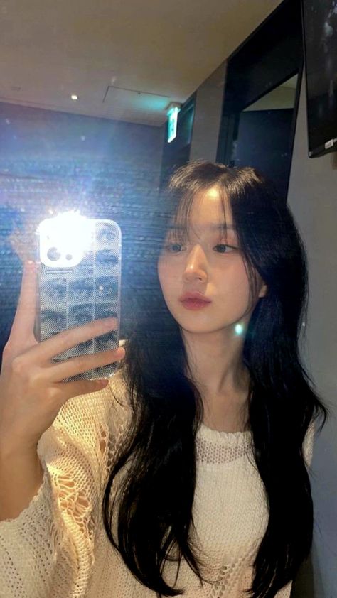 Haewon Mirror, Haewon Nmixx, Nmixx Haewon, Fotografi Vintage, Mirror Selfie Poses, Kim Sejeong, Kim Ji Won, Aesthetic Guys, Cartoon Jokes