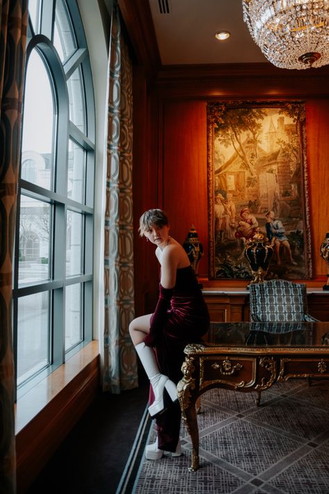 Velvet Couch Photoshoot, Short Hair Old Money, Photoshoot Red Dress, Old Money Photoshoot, Money Photoshoot, Elegant Photoshoot, Aesthetic Hotel, Hotel Photoshoot, Hotel Aesthetic