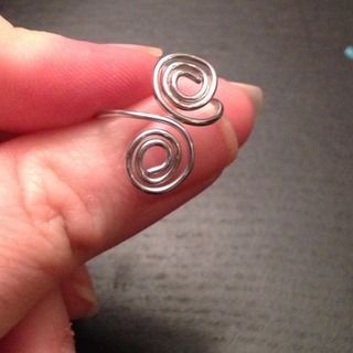 Swirly diy ring Diy Paperclip, Paperclip Ring, Paperclip Jewelry, Paper Clips Diy, Santa Claus Crafts, Paperclip Crafts, Scented Ornaments, Wrapping Tutorial, Rings Wire