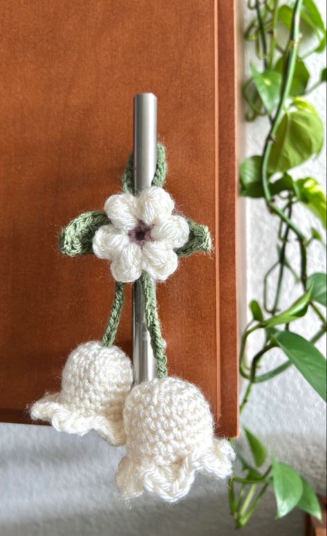 Crochet Vines With Flowers, Crocheted Vines, Crochet Flower Vine, Vines Crochet, Crochet Vines, Crochet Room, Plant Vines, Presentation Design Layout, Crochet Idea