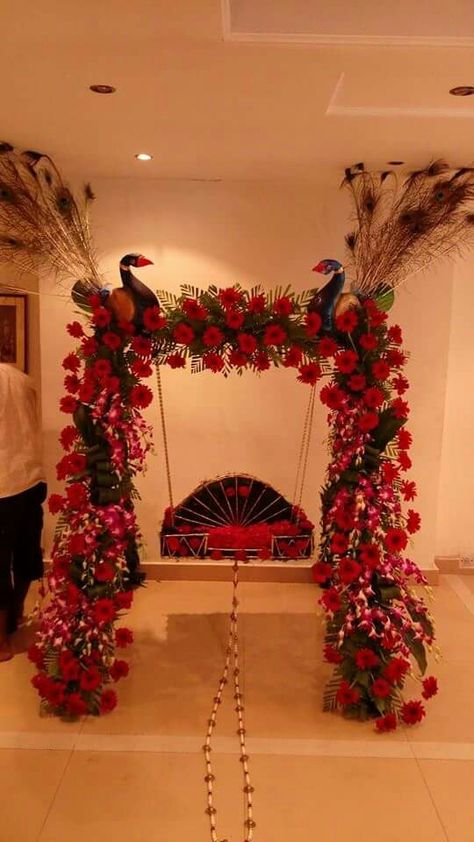 Janamashtmi Jhula Decoration, Devotional Decoration Ideas, Janamashtmi Decoration Ideas For Mandir, Janmasthami Creative Decoration, Krishna Janamastmi Decoration, Kirtan Decoration At Home, Krishna Theme Decoration At Home, Krishna Jula Decoration Ideas, Janmashtami Decoration Ideas Home Simple