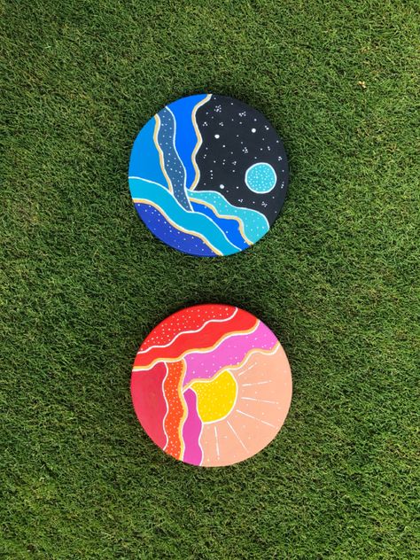 Tiny Circle Paintings, Simple Circle Paintings, Circle Coaster Painting Ideas, Circular Canvas Painting Easy, Circle Canvas Painting Easy Diy, Circle Wood Painting Ideas, Circle Canvas Painting Ideas, Circle Painting Ideas Easy, Circle Art Design