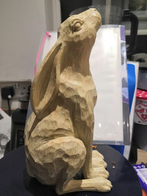 Wood Carving Patterns Free, Wood Figures, Wood Carving For Beginners, Rabbit Sculpture, Sculpture Art Clay, Chainsaw Carving, Wood Carving Designs, Wood Carving Patterns, Carving Designs