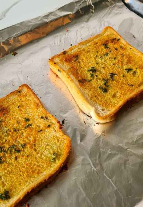 Do you only want a few pieces of garlic bread? Individual homemade garlic bread toast in the oven made with sliced bread and so easy to prepare and go with almost everything! So try a simple garlic toast with garlic powder today. #slicedbread #slicedbreadrecipes #garlicbread #breadrecipes Garlic Bread Out Of Regular Bread, Garlic Toast With Sliced Bread, Making Garlic Bread With Sliced Bread, Homade Garlic Bread Toast, Home Made Garlic Bread With Sliced Bread, Garlic Toast With Bread In Oven, Garlic Toast With Bread, Homemade Garlic Bread Toast, Garlic Bread With Regular Bread