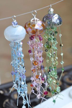 Jelly Fish Ornaments Diy, Things To Make With Glass Beads, Jelly Fish Jewelry, Jelly Fish Earrings, Beaded Jellyfish Tutorial, Bead Art Projects, Jelly Fish Craft, Beaded Jellyfish, Tassen Hanger