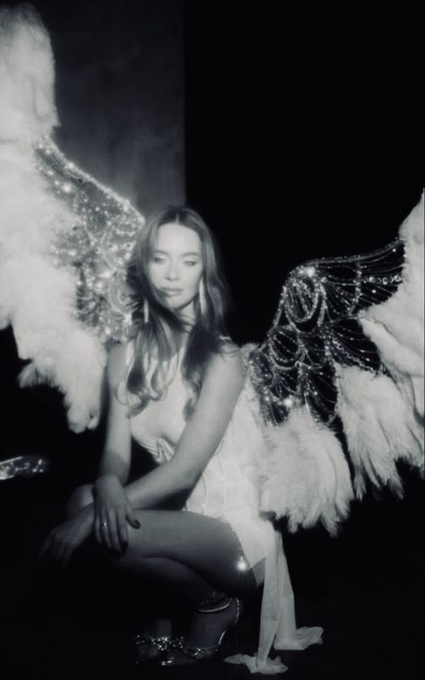 Angel Wing Photoshoot, Angel Photoshoot Ideas, Celine Photoshoot, Angel Wings Photoshoot, Vs Models, Model Aesthetic, Fantasias Halloween, Victoria Secret Angels, Victoria Secrets