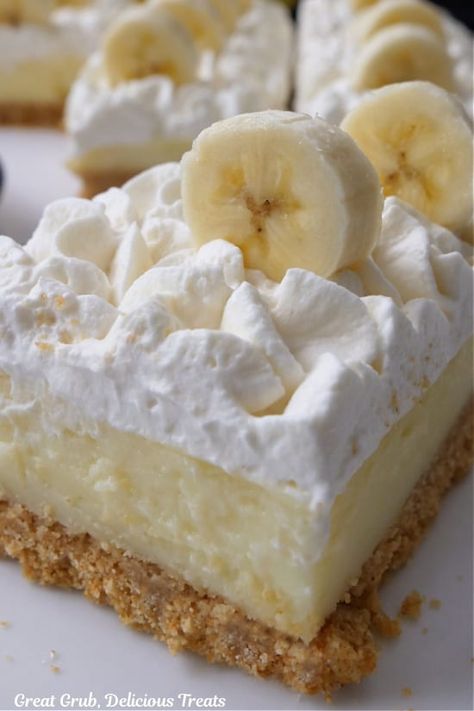 Banana Cream Dessert Bars are a delicious banana bar recipe, made with a golden brown graham cracker crust that is filled with a creamy homemade banana custard filling, topped with whipped cream and sliced bananas. Banana Pudding Dessert With Nilla Wafers, Banana Cream Recipes Desserts, Banana Cream Pie Sheet Pan, Banana And Graham Cracker Recipes, Banana Pudding With Graham Cracker Crust, Banana Cream Bars, Banana Pudding Graham Cracker, Banana Pudding With Graham Crackers, Banana Delight Recipe