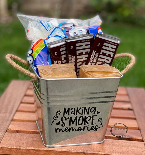 DIY S’Mores Kit S’mores Gift Basket Diy, Smore Kits Diy, Smores Basket Ideas For Raffle, S'more Gift Basket Ideas, S'more Basket Ideas, S’mores Basket, Smores Basket, Camping Gift Basket, Camping Gift Baskets