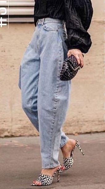 Minimalist Chic Fashion, Blue And White Jeans, Barrel Jeans, White Jeans Outfit, Balloon Pants, Stripe Pants, Womens Denim, Fashion Board, Jeans Outfit