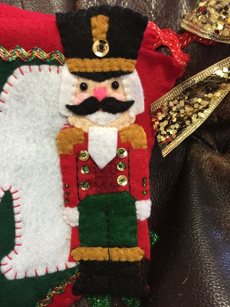 Felt Nutcracker, Ornament Craft Ideas, Diy Felt Christmas, Vintage Christmas Party, Felt Santa, Diy Felt Christmas Ornaments, Handmade Felt Ornament, Chicken Scratch Embroidery, Felt Crafts Patterns