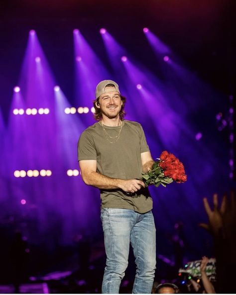 Morgan Wallen With Flowers, Pictures Of Morgan Wallen, Morgan Wallen Song Quotes, Best Country Singers, Morgan Wallen, Cute N Country, Country Men, Country Music Singers