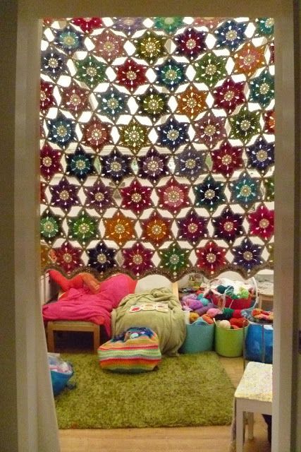 WEEK 9 GRANNY SQUARE..a simple star Valance Patterns, Crochet Curtain Pattern, Kitchen Crochet, Confection Au Crochet, Window Decorations, Star Blanket, Crochet Curtains, Crochet Stars, Curtain Ideas