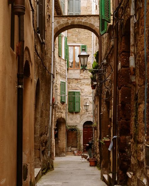 🇮🇹 [ Pitigliano- Southern Tuscany's Most Beautiful Village ] Perched on a cliff of local stone, Pitigliano stands majestically as one of the most beautiful villages in Italy.  Pitigliano is a perfect off-the-beaten-path stop to add to your Tuscany itinerary! The village is relatively quiet throughout the day and I fell in love with the charm in every single one of its old town streets🥰 ⭐ Punto panoramico Pitigliano- a viewpoint to enjoy the panoramic views of Pitigliano  ⭐ Admire the char... Tuscany Itinerary, Villages In Italy, Beautiful Villages, Florence Italy, Fell In Love, The Village, I Fall In Love, Old Town, Tuscany