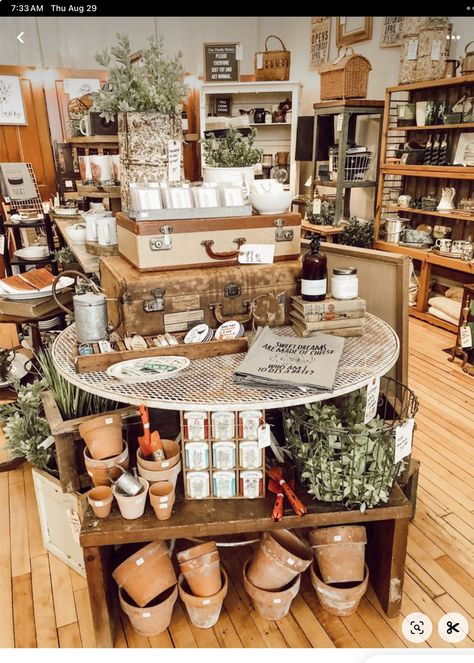 Thrift Store Display Ideas Resale Shop, Market Store Design, Small Store Display Ideas, Antique Shop Display, Vintage Market Booth, Vintage Store Ideas, Boutique Store Displays, Gift Shop Displays, Vintage Booth Display