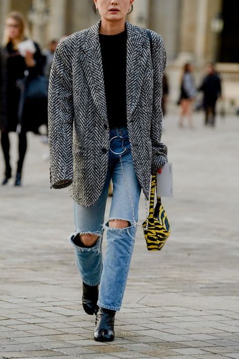 Oversize Tweed Blazer Outfit, Mens Blazer Outfit Women, Black Plaid Blazer Outfit, Oversized Tweed Blazer Outfit, Houndstooth Blazer Outfit Street Style, Oversized Blazer Outfit Winter, Womens Work Style, Herringbone Blazer Outfit, Oversized Blazer Outfit Street Style