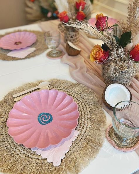 Dream Events & Co on Instagram: "🌴🥥🌊 Little Moana tablescape #moanaparty" Moana Table Set Up, Pink Table Decor, Pink Table Decorations, Moana Theme Birthday, Moana Theme, Moana Birthday Party, Moana Party, Moana Birthday, Pink Table