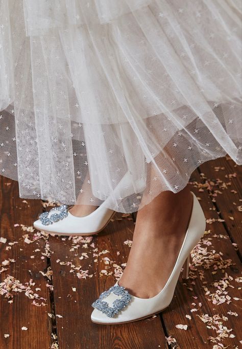 Wedding Manolo Blahnik, Manolo Blahnik Wedding, Manolo Blahnik Wedding Shoes, Manolo Blahnik Maysale, Spring Wedding Color Palette, Manolo Blahnik Hangisi, Bag Women Fashion, Bridal Heels, Stunning Shoes