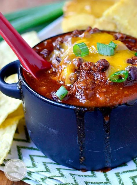 Signature Spicy, Smoky, Sweet Chili - Iowa Girl Eats Smoky Chili, Cooking Quinoa, Queso Cheddar, Crockpot Chili, Iowa Girl Eats, Fall Cooking, Chili Cheese, Porto Rico, God Mat