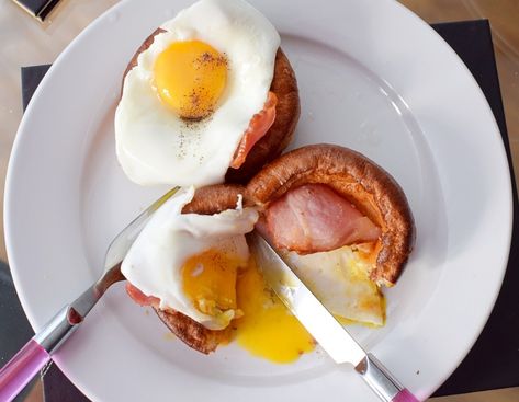 Breakfast Yorkshire Puddings | The LDN Diaries Breakfast Yorkshire Pudding, Yorkshire Pudding Breakfast, Yorkshire Pudding Filling, Kids Brunch, Yorkshire Pudding Recipes, Bar Snacks, Yorkshire Puddings, Eggs Breakfast, Weekend Cooking