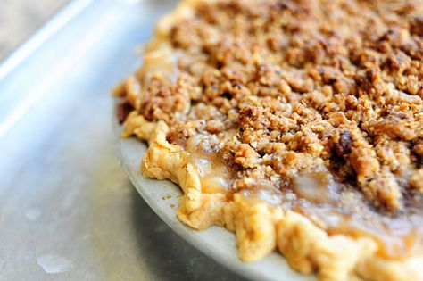 TPW_0168 by Ree Drummond / The Pioneer Woman, via Flickr Pioneer Woman Apple Pie, Dutch Apple Pie, Perfect Pie Crust, Pie Crust Recipes, Peach Pie, Perfect Pies, Apple Pie Recipes, Crumble Topping, Pioneer Woman