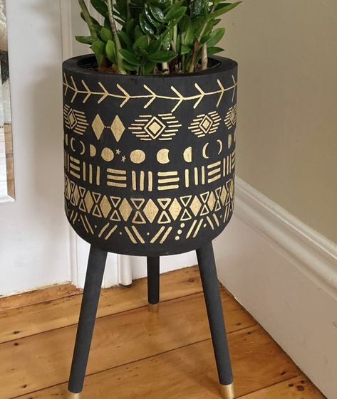 Boho Flower Pot, Plant Stand Decor, Plants Stand, Plant Pot Design, African Inspired Decor, Plants Pots, Painted Pots Diy, Painted Plant Pots, Flower Pot Design