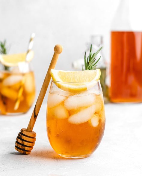 Alcoholic Iced Tea, Rosemary Honey, Gin Fizz Cocktail, Cl Instagram, Honey Simple Syrup, Rosemary Simple Syrup, Peach Syrup, Drinks Machine, Iced Tea Recipes