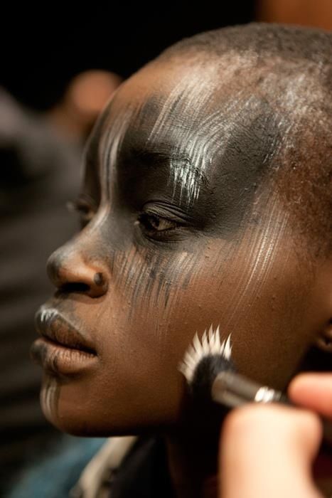 The white lines painted over the black shadow really make the face stand out. Fashion Editorial Makeup, Avant Garde Makeup, Make Up Inspiration, Runway Makeup, Maquillage Halloween, Fantasy Makeup, Editorial Makeup, Costume Makeup, Creative Makeup