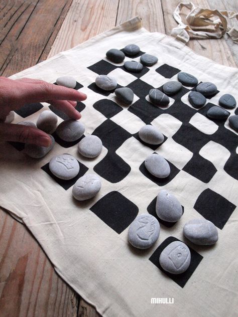 handmade chess  - engraved sea pebbles Diy Chess Set, Diy Games, Chess Pieces, Chess Set, Pebble Art, Stone Art, Diy Inspiration, Chess Board, Chess