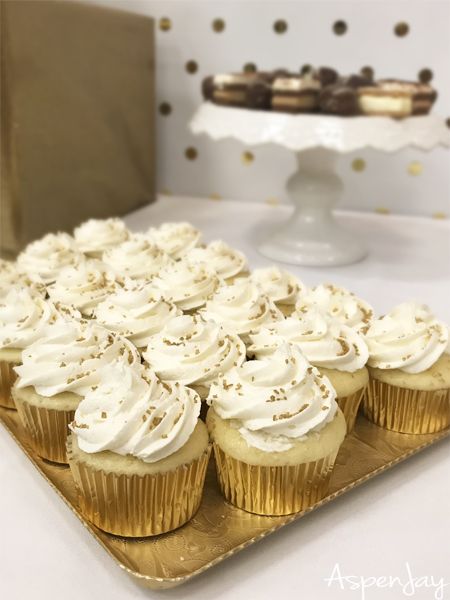 24th Birthday Ideas, Gold And White Party, Birthday Ideas For Women, 30th Birthday Ideas For Women, Golden Birthday Parties, Mickey Mouse Cupcakes, Gold Dessert, Gold Cupcakes, Gold Birthday Cake