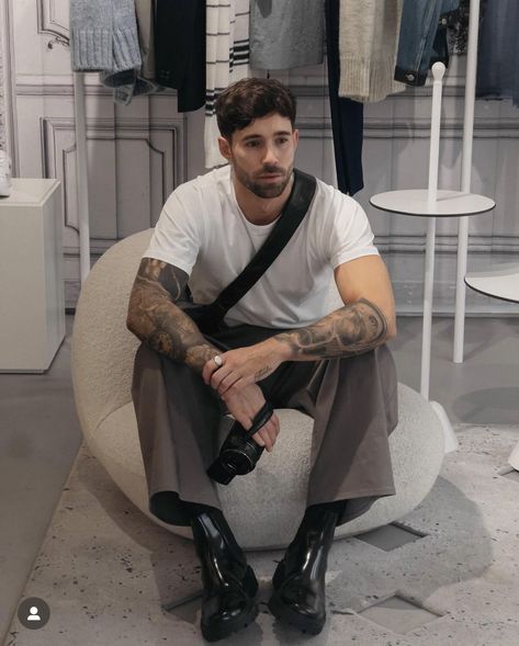 Boyfriend Jeans Outfit Men, Minimal Aesthetic Outfits Men, Daniel Simmons Tattoo, Daniel Simmons Outfit, Starboy Fits, Daniel Simmons, Grandpa Aesthetic, Minimalist Fashion Men, Jeremy Allen White