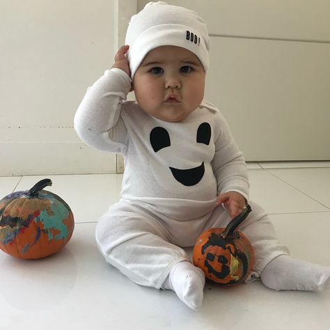 Inspiration & Accessories: DIY Baby Ghost Halloween Costume Idea - Halloween 👻 #halloween #firsthalloween #ghost #scary #party #partybaby #chocolate #candy Baby Chicken Halloween Costume, Baby Ghost Costume, Baby Halloween Costumes Newborn, Diy Baby Halloween Costumes, Funny Baby Costumes, Diy Baby Costumes, Kid Costumes