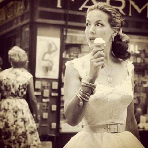 100 años Maria Felix Maria Felix Outfits, Maria Felix Aesthetic, Felix Eating, Yves Montand, Jean Gabin, Vintage Hollywood Glamour, Mexican Actress, Eating Ice, Eating Ice Cream