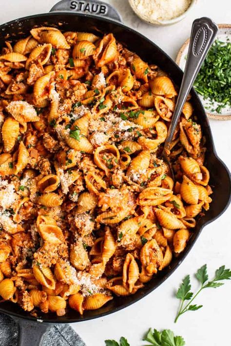 Looking for ground turkey recipes? This ground turkey shells recipe is a filling dinner in 30 minutes that's made with a ground turkey red sauce and macaroni shells. Ground Turkey Pasta Recipes, Lemon Pasta Salads, Turkey Ground, Ground Turkey Pasta, Ground Turkey Recipes Easy, Homemade Italian Seasoning, Shell Pasta Recipes, Red Sauce Recipe, Fit Meals