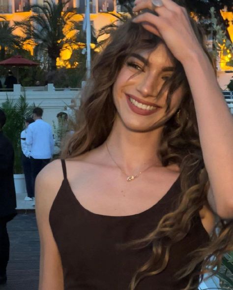 Mara Lafontan Aesthetic, Mara Lafontan Hair, Get Crazy, Curly Hair Inspiration, Pretty Smile, Percabeth, Eye Makeup Remover, Instagram Photo Inspiration, Girl Face