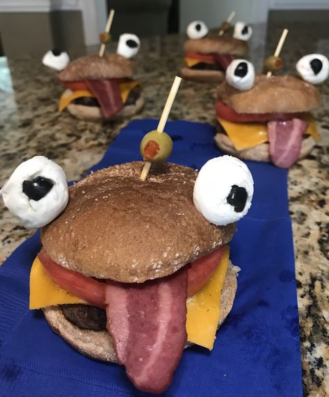 Beefy Onion Durr Burgers! Oh yeah baby, let’s eat some Fortnite food :) – The Lucky Wife Fortnight Party Ideas, Fortnite Food, Birthday Cupcakes Ideas, Fortnite Birthday Party Ideas, 21st Birthday Cake For Girls, Teen Cakes, Fortnite Party, Fortnite Birthday, Nerf Party