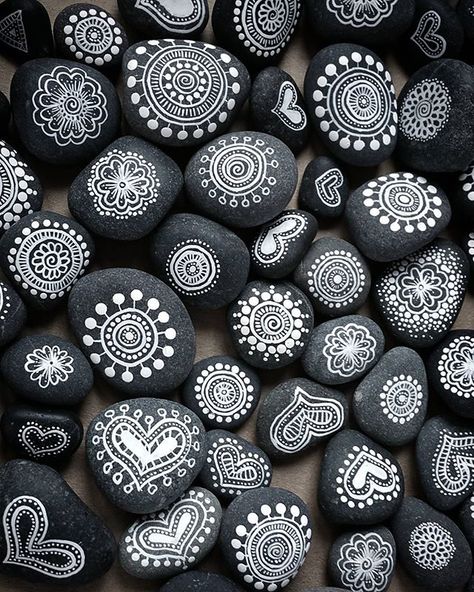 #mandala #mandalas #rocks #stones #art #paintedpebbles #paintedstones Soul Stone, Art Pierre, Stones Art, Ocean Shores, Painted Rocks Craft, Painted Rocks Diy, Rock Painting Ideas Easy, Rock Painting Patterns, Mandala Rocks