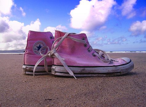 pink converse all star trainers Chucks Shoes, Hot Pink Converse, Cool Converse, Converse Aesthetic, All Star Shoes, Pink Converse, I Believe In Pink, Pink Summer, Converse All Star