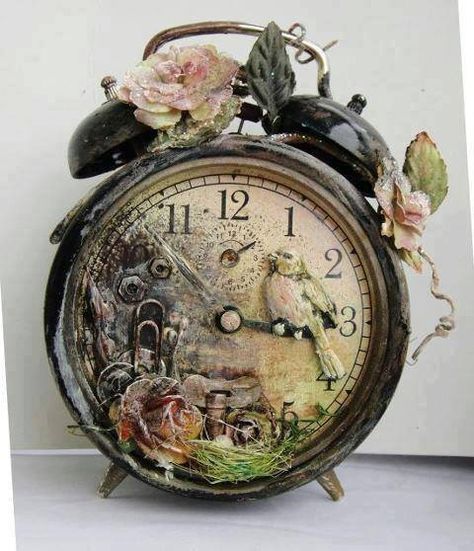 beautiful Altered Clocks, Art Altéré, Clock Craft, Media Journal, Decoration Shabby, Christmas 2025, Altered Tins, Vintage Alarm Clocks, Fairy Party