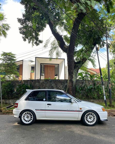 Starlet Toyota, Starlet Glanza, Japan 90s, Toyota Starlet, Stanced Cars, Hatchbacks, Car Inspiration, Honda City, Toyota Trucks