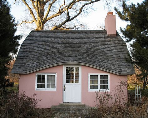 I'm going to live here while I take watercolour classes in the Cotswolds... just need a bike to ride into the village. Dreamscape Collage, Pink House Exterior, Cute Cottages, Little Cottages, Cottage Shabby Chic, Pink Cottage, Casa Patio, Cottage Cabin, Style Cottage