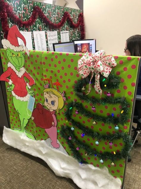 Whoville Cubicle Decorations, Grinch Desk Decorations, Work Cubicle Christmas Decor Ideas, Grinch Office Decorating Ideas, Christmas Decor Ideas For Office, Grinch Room, Diy Cubicle, Grinch Door, Christmas Cubicle Decorations