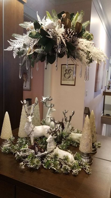 Deer Christmas Centerpiece, Christmas Decor Ideas Gold, Christmas Floral Arrangements Diy, Christmas Deer Decorations, Reindeer Decor, Farmhouse Christmas Decor Ideas, Christmas Decorations Centerpiece, Christmas Floral Arrangements, Reindeer Decorations