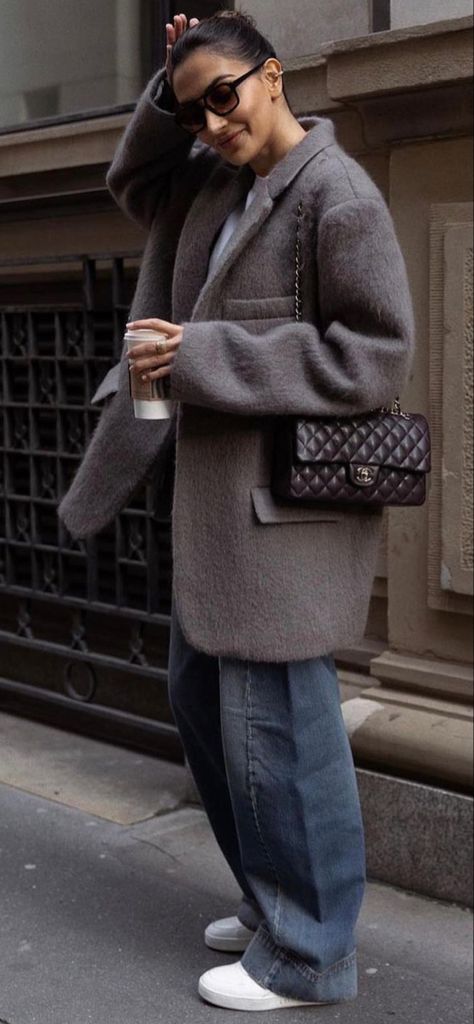 Street Style 2023 Winter Street Style Fw 22/23, Fall 2023 Street Style, Winter Street Style 2023, Saturday Fashion, Street Style 2023, Winter Street Style, Japan Outfit, Winter Street, Black Jeans Outfit